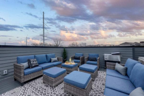 The Iris - Rooftop Patio 2 miles to Broadway